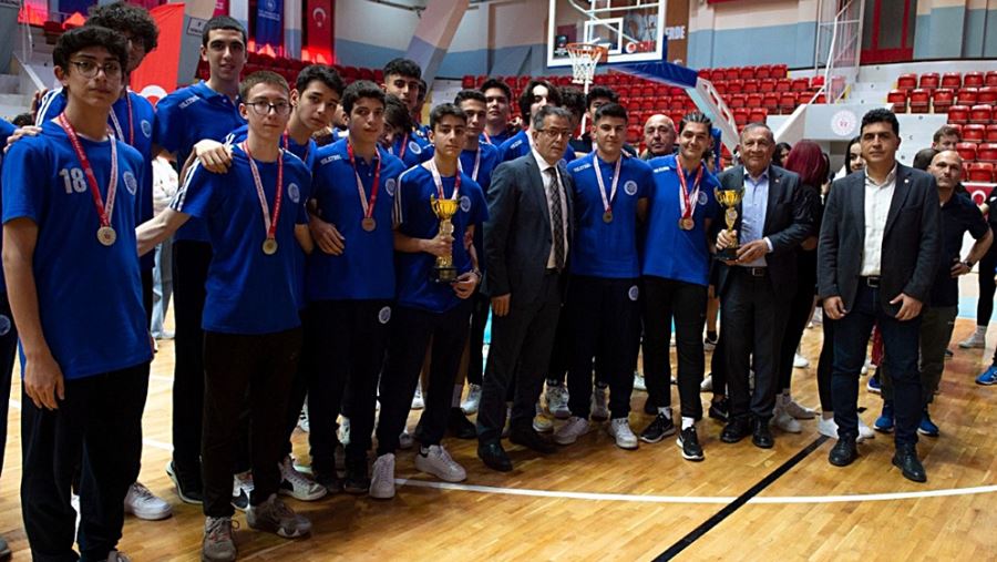 Seyhan Belediyespor voleybolda sezona damga vurdu