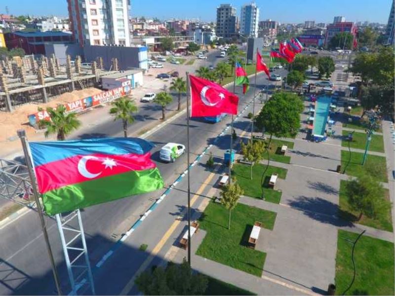 Sarıçam Belediyesinden Azerbaycanı gururlandıran bayrak.