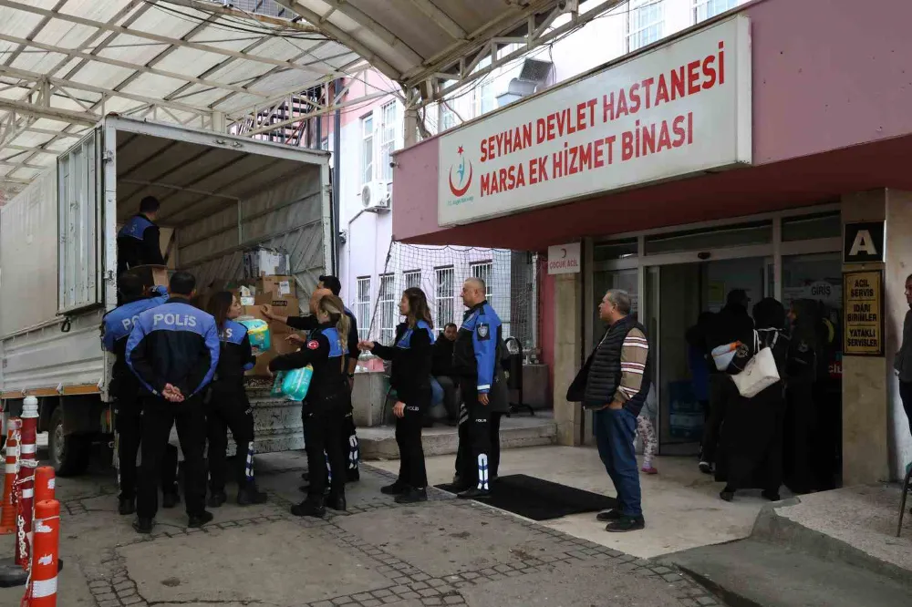 Adana’da polis, ihtiyaç sahibi ailelerine bebek bezi dağıttı