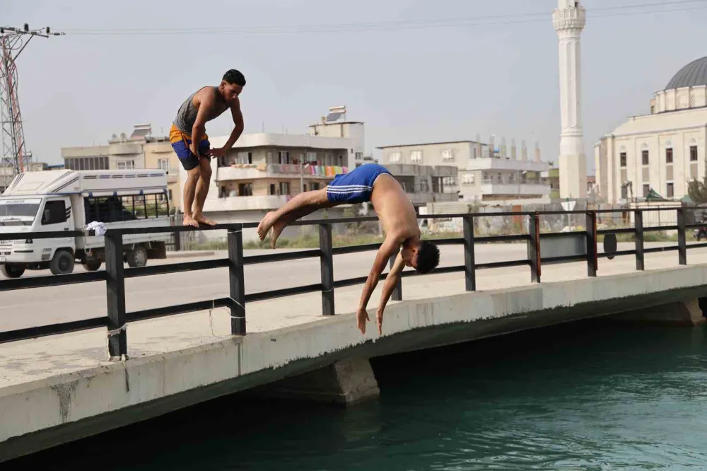 Adana’da gençlerin sulama kanallarında tehlikeli serinliği sürüyor