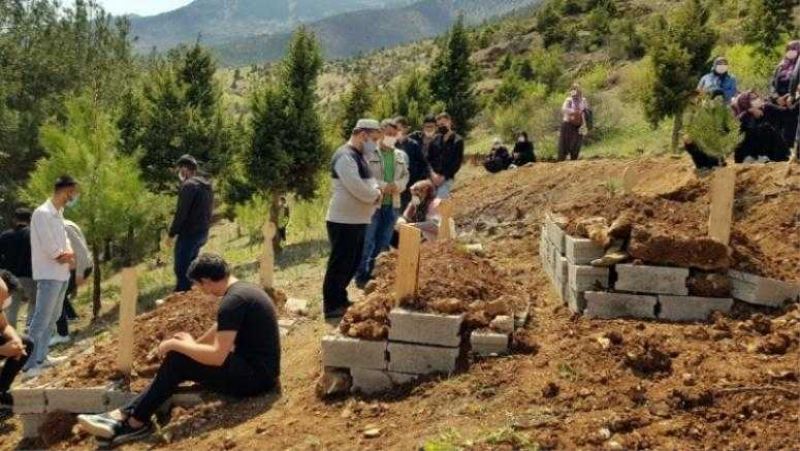 Kazada ölen sürücü, eşi ve oğlu yan yana toprağa verildi