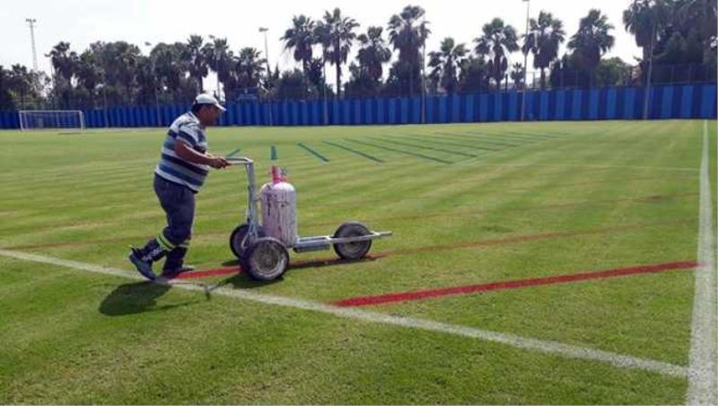 Büyükşehir, futbol sahalarında temizlik ve bakım yapıyor!