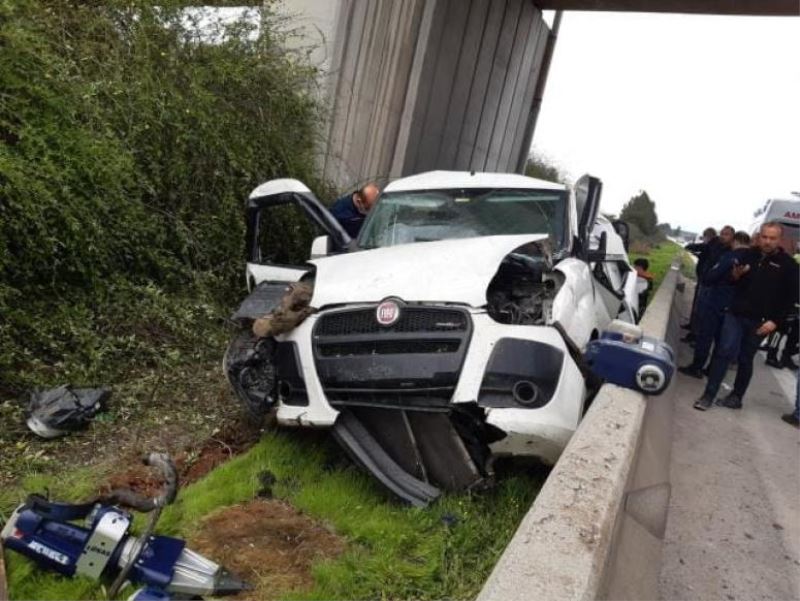 Beton bariyere çarpan araçtaki 1 kişi öldü, 5 kişi yaralandı